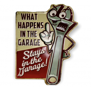 "What happens in the garage- stays in the garage" - geprägtes 3D Blechschild